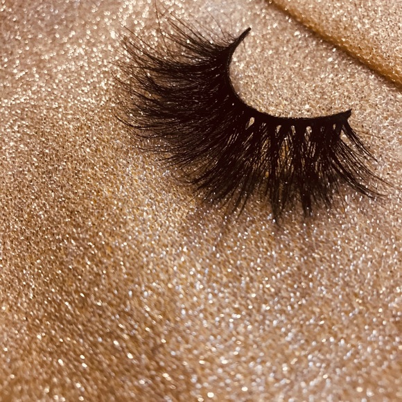 REIGN - Picture 3 of 5